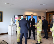 Governador recebe bombeiro paranaense que combateu incêndios florestais no Canadá