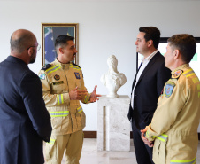 Governador recebe bombeiro paranaense que combateu incêndios florestais no Canadá