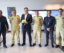 Governador recebe bombeiro paranaense que combateu incêndios florestais no Canadá