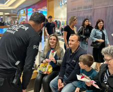 PCPR realiza ação do Outubro Rosa em shopping de Curitiba 