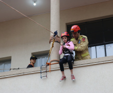Crianças se divertem no quartel nas comemorações de aniversário do Corpo de Bombeiros