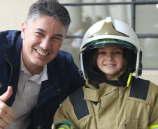 Crianças se divertem no quartel nas comemorações de aniversário do Corpo de Bombeiros