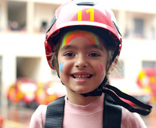 Crianças se divertem no quartel nas comemorações de aniversário do Corpo de Bombeiros