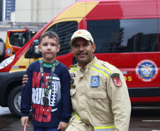Crianças se divertem no quartel nas comemorações de aniversário do Corpo de Bombeiros