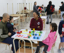 Crianças se divertem no quartel nas comemorações de aniversário do Corpo de Bombeiros