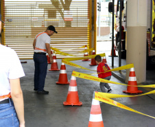 Crianças se divertem no quartel nas comemorações de aniversário do Corpo de Bombeiros