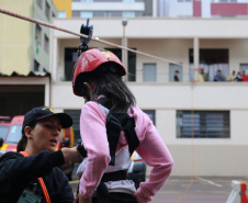 Crianças se divertem no quartel nas comemorações de aniversário do Corpo de Bombeiros