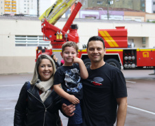 Crianças se divertem no quartel nas comemorações de aniversário do Corpo de Bombeiros