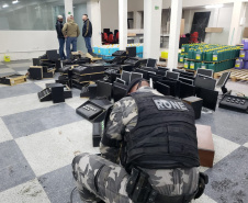 Polícia Militar fecha cassino clandestino em Curitiba e apreende 111 máquinas de caça níquel