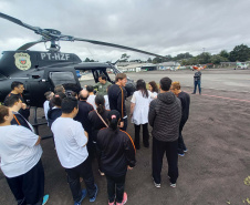 Grupamento de Operações Aéreas da PCPR recebe visita de alunos com deficiência