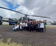 Grupamento de Operações Aéreas da PCPR recebe visita de alunos com deficiência