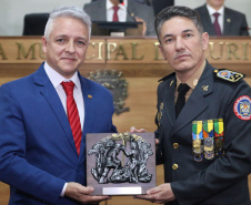 Comandante-Geral do Corpo de Bombeiros recebe título de Vulto Emérito de Curitiba