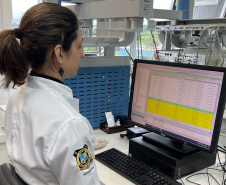 A Polícia Científica do Paraná (PCP) está participando da 3ª rodada do Ensaio de Proficiência em Alcoolemia, evento que é coordenado pelo Instituto Nacional de Metrologia, Qualidade e Tecnologia (Inmetro). A iniciativa tem como principal objetivo melhorar a precisão das análises de concentração de álcool no sangue realizadas por laboratórios de toxicologia forense, auxiliando na aplicação das leis e na justiça criminal. A PCP participa por meio da Seção de Toxicologia Forense.