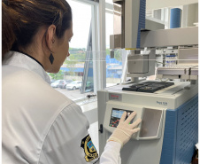 A Polícia Científica do Paraná (PCP) está participando da 3ª rodada do Ensaio de Proficiência em Alcoolemia, evento que é coordenado pelo Instituto Nacional de Metrologia, Qualidade e Tecnologia (Inmetro). A iniciativa tem como principal objetivo melhorar a precisão das análises de concentração de álcool no sangue realizadas por laboratórios de toxicologia forense, auxiliando na aplicação das leis e na justiça criminal. A PCP participa por meio da Seção de Toxicologia Forense.