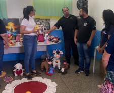 Em Foz do Iguaçu, Polícia Penal entrega amigurumis para ONG e Delegacia da Mulher