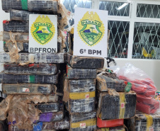 PMPR apreende quase uma tonelada de maconha, fuzil e munições na região Oeste do estado