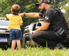 Crianças e adolescentes em acolhimento social de Cascavel recebem visita e presentes de policiais penais