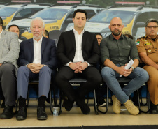 O governador Carlos Massa Ratinho Junior entregou nesta terça-feira (12) 142 novas viaturas para a Polícia Militar do Paraná (PMPR). Os veículos, que são parte de um investimento total de R$ 82 milhões em mais de 380 novos veículos, serão usados para reforçar o patrulhamento policial em todo o Estado e dar mais agilidade ao atendimento da população.  O investimento na frota da PM vai atender a todas as regiões, dando sequência a um plano de modernização das forças de segurança do Paraná. "O que nós estamos 