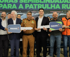O governador Carlos Massa Ratinho Junior entregou nesta terça-feira (12) 142 novas viaturas para a Polícia Militar do Paraná (PMPR). Os veículos, que são parte de um investimento total de R$ 82 milhões em mais de 380 novos veículos, serão usados para reforçar o patrulhamento policial em todo o Estado e dar mais agilidade ao atendimento da população.  O investimento na frota da PM vai atender a todas as regiões, dando sequência a um plano de modernização das forças de segurança do Paraná. "O que nós estamos 