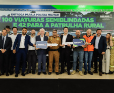 O governador Carlos Massa Ratinho Junior entregou nesta terça-feira (12) 142 novas viaturas para a Polícia Militar do Paraná (PMPR). Os veículos, que são parte de um investimento total de R$ 82 milhões em mais de 380 novos veículos, serão usados para reforçar o patrulhamento policial em todo o Estado e dar mais agilidade ao atendimento da população.  O investimento na frota da PM vai atender a todas as regiões, dando sequência a um plano de modernização das forças de segurança do Paraná. "O que nós estamos 