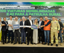 O governador Carlos Massa Ratinho Junior entregou nesta terça-feira (12) 142 novas viaturas para a Polícia Militar do Paraná (PMPR). Os veículos, que são parte de um investimento total de R$ 82 milhões em mais de 380 novos veículos, serão usados para reforçar o patrulhamento policial em todo o Estado e dar mais agilidade ao atendimento da população.  O investimento na frota da PM vai atender a todas as regiões, dando sequência a um plano de modernização das forças de segurança do Paraná. "O que nós estamos 