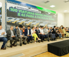 O governador Carlos Massa Ratinho Junior entregou nesta terça-feira (12) 142 novas viaturas para a Polícia Militar do Paraná (PMPR). Os veículos, que são parte de um investimento total de R$ 82 milhões em mais de 380 novos veículos, serão usados para reforçar o patrulhamento policial em todo o Estado e dar mais agilidade ao atendimento da população.  O investimento na frota da PM vai atender a todas as regiões, dando sequência a um plano de modernização das forças de segurança do Paraná. "O que nós estamos 