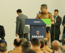 O governador Carlos Massa Ratinho Junior entregou nesta terça-feira (12) 142 novas viaturas para a Polícia Militar do Paraná (PMPR). Os veículos, que são parte de um investimento total de R$ 82 milhões em mais de 380 novos veículos, serão usados para reforçar o patrulhamento policial em todo o Estado e dar mais agilidade ao atendimento da população.  O investimento na frota da PM vai atender a todas as regiões, dando sequência a um plano de modernização das forças de segurança do Paraná. "O que nós estamos 