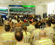 O governador Carlos Massa Ratinho Junior entregou nesta terça-feira (12) 142 novas viaturas para a Polícia Militar do Paraná (PMPR). Os veículos, que são parte de um investimento total de R$ 82 milhões em mais de 380 novos veículos, serão usados para reforçar o patrulhamento policial em todo o Estado e dar mais agilidade ao atendimento da população.  O investimento na frota da PM vai atender a todas as regiões, dando sequência a um plano de modernização das forças de segurança do Paraná. "O que nós estamos 