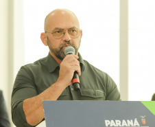 O governador Carlos Massa Ratinho Junior entregou nesta terça-feira (12) 142 novas viaturas para a Polícia Militar do Paraná (PMPR). Os veículos, que são parte de um investimento total de R$ 82 milhões em mais de 380 novos veículos, serão usados para reforçar o patrulhamento policial em todo o Estado e dar mais agilidade ao atendimento da população.  O investimento na frota da PM vai atender a todas as regiões, dando sequência a um plano de modernização das forças de segurança do Paraná. "O que nós estamos 