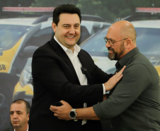 O governador Carlos Massa Ratinho Junior entregou nesta terça-feira (12) 142 novas viaturas para a Polícia Militar do Paraná (PMPR). Os veículos, que são parte de um investimento total de R$ 82 milhões em mais de 380 novos veículos, serão usados para reforçar o patrulhamento policial em todo o Estado e dar mais agilidade ao atendimento da população.  O investimento na frota da PM vai atender a todas as regiões, dando sequência a um plano de modernização das forças de segurança do Paraná. "O que nós estamos 