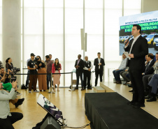 O governador Carlos Massa Ratinho Junior entregou nesta terça-feira (12) 142 novas viaturas para a Polícia Militar do Paraná (PMPR). Os veículos, que são parte de um investimento total de R$ 82 milhões em mais de 380 novos veículos, serão usados para reforçar o patrulhamento policial em todo o Estado e dar mais agilidade ao atendimento da população.  O investimento na frota da PM vai atender a todas as regiões, dando sequência a um plano de modernização das forças de segurança do Paraná. "O que nós estamos 