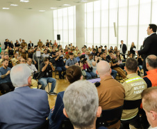 O governador Carlos Massa Ratinho Junior entregou nesta terça-feira (12) 142 novas viaturas para a Polícia Militar do Paraná (PMPR). Os veículos, que são parte de um investimento total de R$ 82 milhões em mais de 380 novos veículos, serão usados para reforçar o patrulhamento policial em todo o Estado e dar mais agilidade ao atendimento da população.  O investimento na frota da PM vai atender a todas as regiões, dando sequência a um plano de modernização das forças de segurança do Paraná. "O que nós estamos 