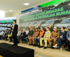 O governador Carlos Massa Ratinho Junior entregou nesta terça-feira (12) 142 novas viaturas para a Polícia Militar do Paraná (PMPR). Os veículos, que são parte de um investimento total de R$ 82 milhões em mais de 380 novos veículos, serão usados para reforçar o patrulhamento policial em todo o Estado e dar mais agilidade ao atendimento da população.  O investimento na frota da PM vai atender a todas as regiões, dando sequência a um plano de modernização das forças de segurança do Paraná. "O que nós estamos 