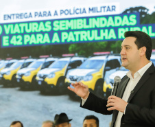 O governador Carlos Massa Ratinho Junior entregou nesta terça-feira (12) 142 novas viaturas para a Polícia Militar do Paraná (PMPR). Os veículos, que são parte de um investimento total de R$ 82 milhões em mais de 380 novos veículos, serão usados para reforçar o patrulhamento policial em todo o Estado e dar mais agilidade ao atendimento da população.  O investimento na frota da PM vai atender a todas as regiões, dando sequência a um plano de modernização das forças de segurança do Paraná. "O que nós estamos 
