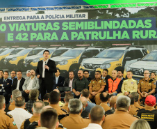 O governador Carlos Massa Ratinho Junior entregou nesta terça-feira (12) 142 novas viaturas para a Polícia Militar do Paraná (PMPR). Os veículos, que são parte de um investimento total de R$ 82 milhões em mais de 380 novos veículos, serão usados para reforçar o patrulhamento policial em todo o Estado e dar mais agilidade ao atendimento da população.  O investimento na frota da PM vai atender a todas as regiões, dando sequência a um plano de modernização das forças de segurança do Paraná. "O que nós estamos 