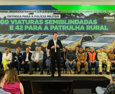 O governador Carlos Massa Ratinho Junior entregou nesta terça-feira (12) 142 novas viaturas para a Polícia Militar do Paraná (PMPR). Os veículos, que são parte de um investimento total de R$ 82 milhões em mais de 380 novos veículos, serão usados para reforçar o patrulhamento policial em todo o Estado e dar mais agilidade ao atendimento da população.  O investimento na frota da PM vai atender a todas as regiões, dando sequência a um plano de modernização das forças de segurança do Paraná. "O que nós estamos 