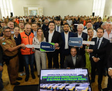 O governador Carlos Massa Ratinho Junior entregou nesta terça-feira (12) 142 novas viaturas para a Polícia Militar do Paraná (PMPR). Os veículos, que são parte de um investimento total de R$ 82 milhões em mais de 380 novos veículos, serão usados para reforçar o patrulhamento policial em todo o Estado e dar mais agilidade ao atendimento da população.  O investimento na frota da PM vai atender a todas as regiões, dando sequência a um plano de modernização das forças de segurança do Paraná. "O que nós estamos 