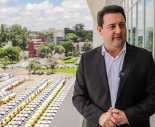 O governador Carlos Massa Ratinho Junior entregou nesta terça-feira (12) 142 novas viaturas para a Polícia Militar do Paraná (PMPR). Os veículos, que são parte de um investimento total de R$ 82 milhões em mais de 380 novos veículos, serão usados para reforçar o patrulhamento policial em todo o Estado e dar mais agilidade ao atendimento da população.  O investimento na frota da PM vai atender a todas as regiões, dando sequência a um plano de modernização das forças de segurança do Paraná. "O que nós estamos 