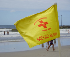 Verde, amarela, vermelha e preta: bandeiras na orla ajudam a orientar banhistas