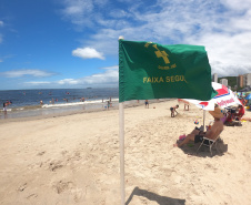 Verde, amarela, vermelha e preta: bandeiras na orla ajudam a orientar banhistas