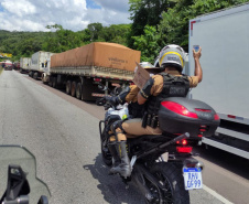 Forças de Segurança auxiliam no atendimento às famílias durante o congestionamento da BR-277