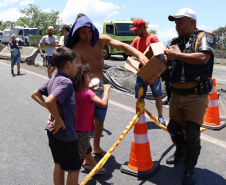 Forças de Segurança auxiliam no atendimento às famílias durante o congestionamento da BR-277