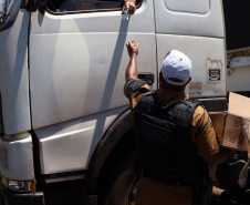 Forças de Segurança auxiliam no atendimento às famílias durante o congestionamento da BR-277