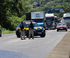 Forças de Segurança auxiliam no atendimento às famílias durante o congestionamento da BR-277