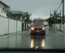 Força-tarefa: Corpo de Bombeiros atende famílias atingidas pelas chuvas no Litoral