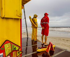 Com temporais, Corpo de Bombeiros alerta para riscos de banho de mar