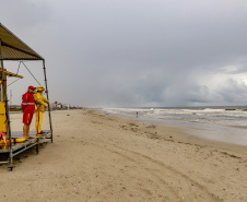 Com temporais, Corpo de Bombeiros alerta para riscos de banho de mar