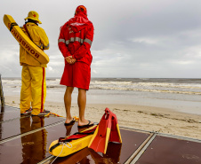 Com temporais, Corpo de Bombeiros alerta para riscos de banho de mar