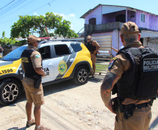 Policiais militares doam material escolar para crianças em Guaratuba