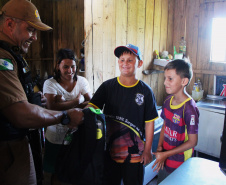 Policiais militares doam material escolar para crianças em Guaratuba